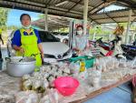 องค์การบริหารส่วนตำบลม่วงงาม ร่วมกันทำอาหารที่ได้รับการสนับสนุนจากผู้มีจิตศรัทธา ทำโรงครัว...