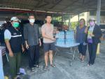 ลงพื้นที่หมู่บ้านที่ประสบภัยน้ำท่วม เพื่อแจกน้ำดื่มที่ได้รับการบริจาคจากผู้มีจิตศรัทธา พร้...